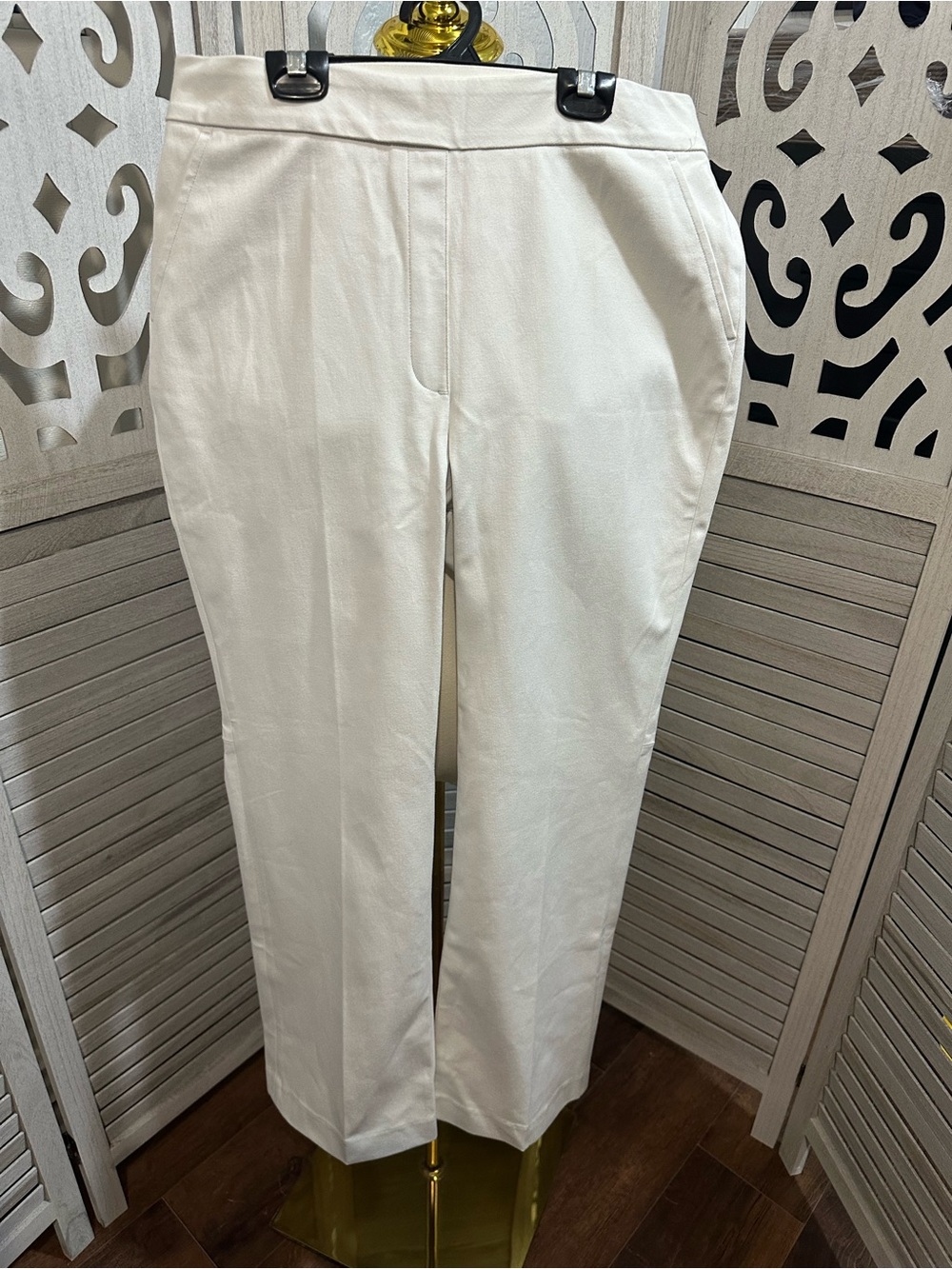 Size Large white cropped ankle pants